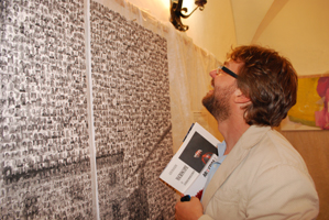 Brgermeister Dott. Andrea Bomprezzi beim Betrachten